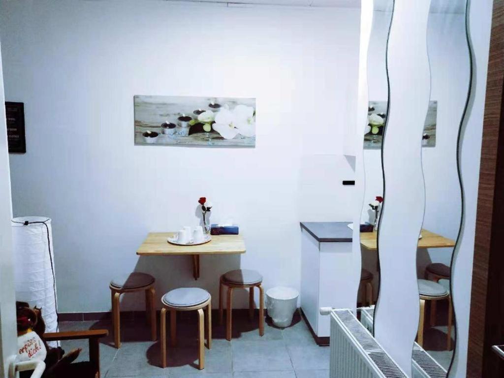 Cozy Rooms With Share The Bathroom And Kitchen บรัสเซลส์ ภายนอก รูปภาพ